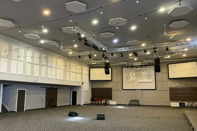 Church worship space equipped with white acoustic wall panels and white hexagonal acoustic ceiling panels