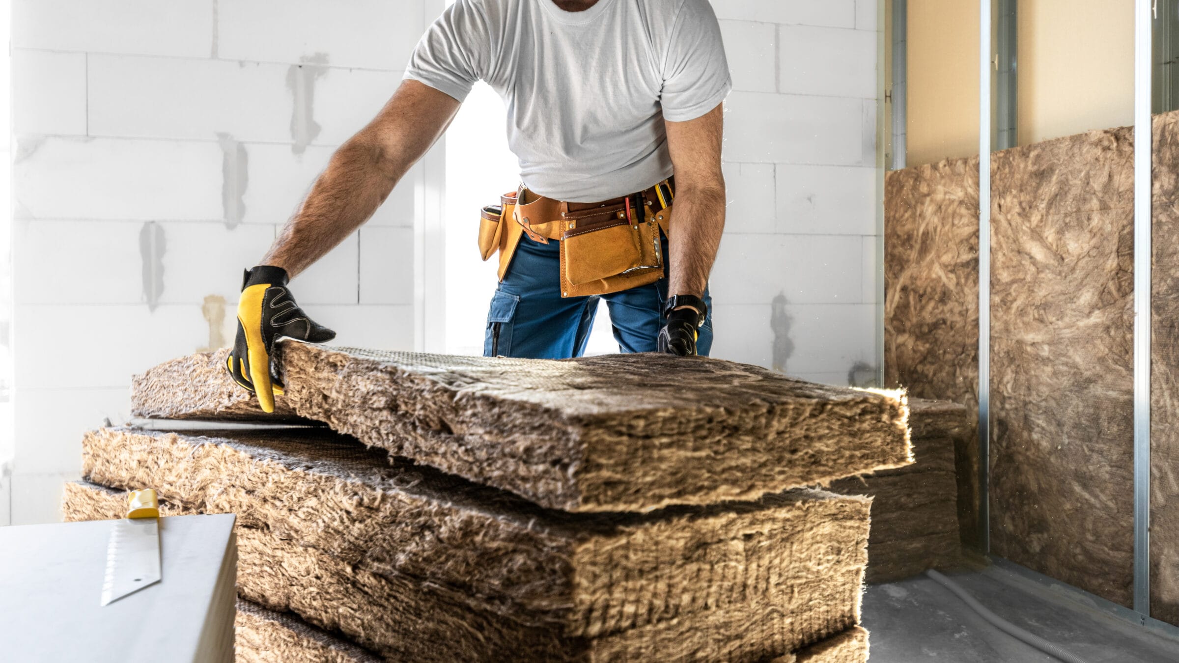 Placing Acoustic Insulation In A Plasterboard Konstruksion.